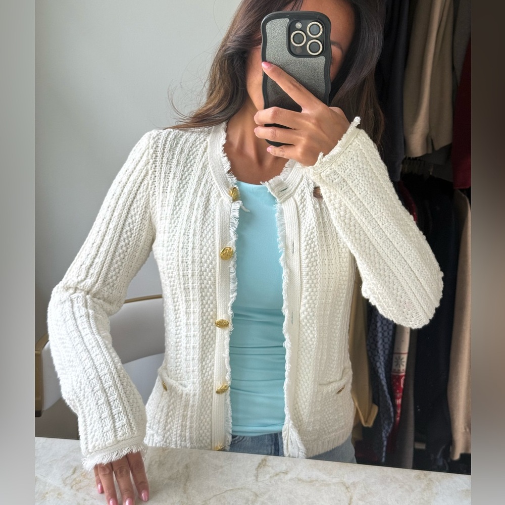 Stunning white knit cardigan with gold buttons 😍